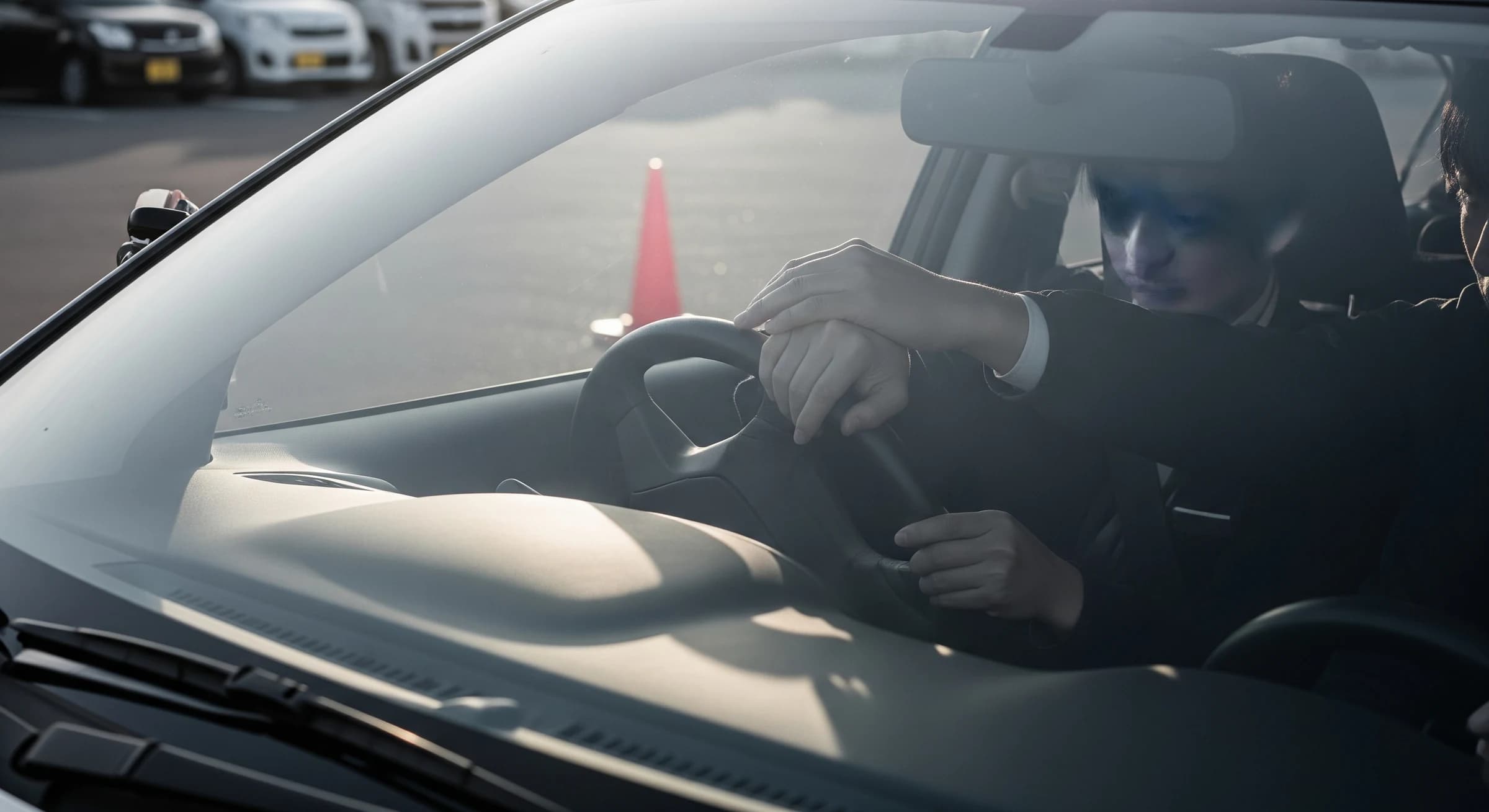 自動車学校の早朝の構内、教習車のステアリング